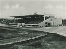 Letn stadion v Pardubicch krtce po jeho oteven v roce 1931. Klopen drha...