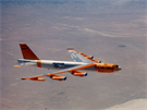 B-52H-170 registrace 60-0006. Stejným fluorescentním oranovým nátrem byl...