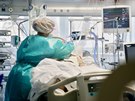 Na zdej�� klinice vyu��vaj� i speci�ln� p��stroj ECMO, j�m� celkov� disponuj�...