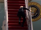 Biden tikrát klopýtnul na schodech do letadla