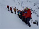 Dobrovolníci u horské sluby podstupují v Krkonoích tvrdý trénink. (1. února...