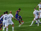 Fotbalisté Huesky sledují, co provede s míem Lionel Messi z Barcelony.
