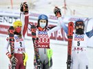 Slovenská slalomáka Petra Vlhová (uprosted) triumfovala v Aare. Vlevo druhá...