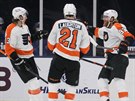 Kevin Hayes (13), Scott Laughton (21) a Jakub Voráek (93) oslavují trefu...