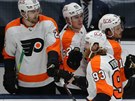 Jakub Voráek (93) a jeho spoluhrái z Philadelphia Flyers oslavují gól.