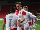 Fotbalisté Slavie se vracejí na vlastní polovinu poté, co Nicolae Stanciu...