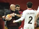 NEDÁM! Stefano Pioli, trenér fotbalist AC Milán, se pere o balon s...