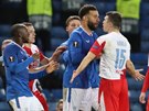 Connor Goldson z Rangers startuje na slávistického obránce Ondeje Kúdelu bhem...