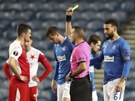 Slávista Ondej Kúdela dostává lutou kartu v utkání s Rangers.