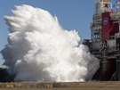 Statický test motor nové rakety SLS (Space Launch System)