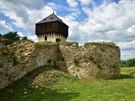 Rekonstrukce a obnovy se dokaly také hradby a píkop ohraniující hrad.