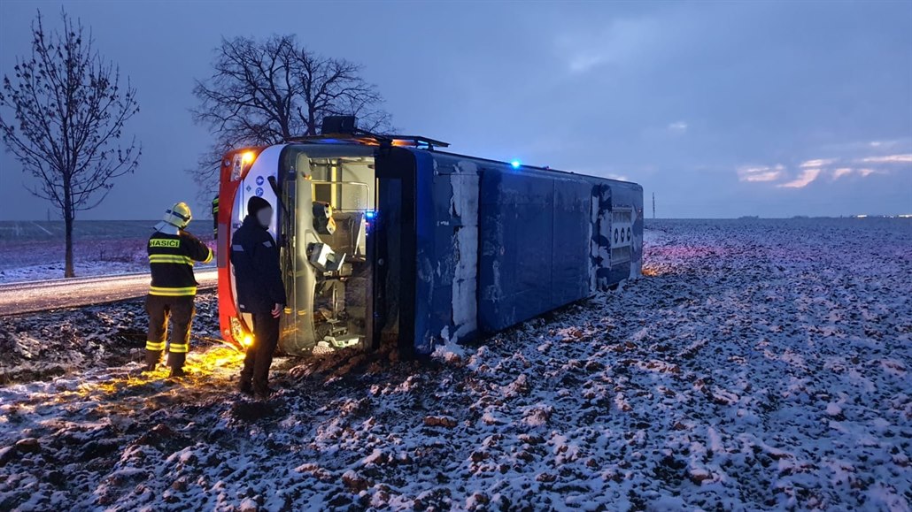 Autobus na Kladensku skon�il na boku mimo silnici. Nehoda se obe�la bez...