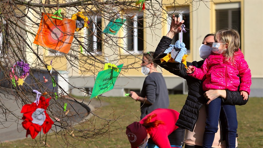 Podkování. Lidé zdobí strom dík pro zdravotníky ped chebskou nemocnicí. Ta...