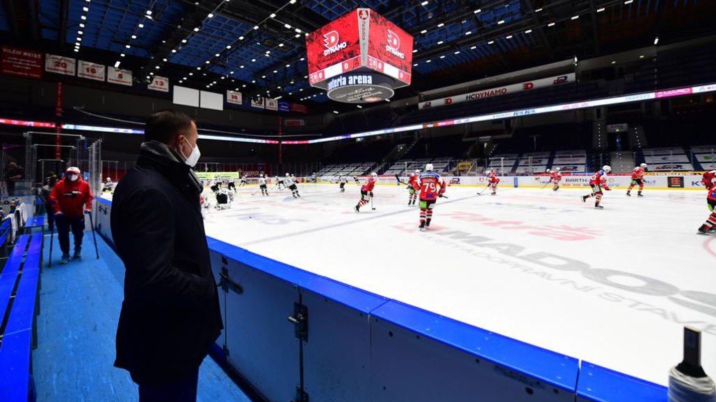 Majitel hokejového Dynama sleduje výkon svých hráčů.