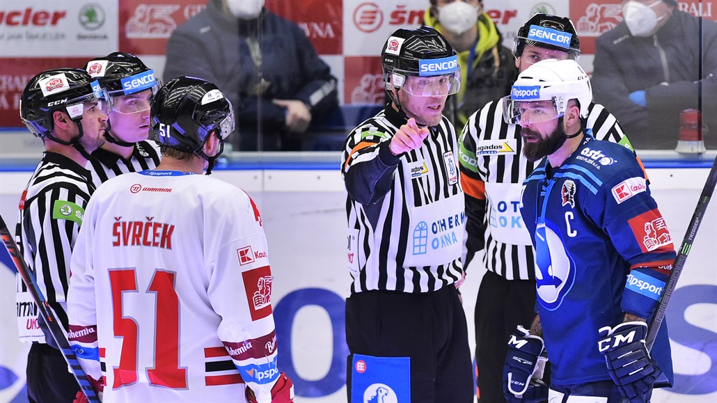 Jan �vr�ek (vlevo) z Olomouce a Milan Gula� z Plzn� diskutují s rozhod�ími