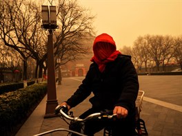 Sever íny vetn metropole Pekingu zasáhla písená boue, podle meteorolog...