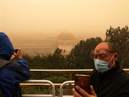 Sever íny vetn metropole Pekingu zasáhla písená boue, podle meteorolog...