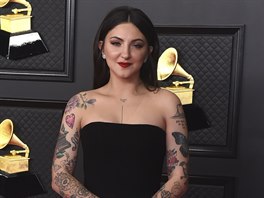 Julia Carin Cavazosová, která je známá jako Julia Michaels, na cenách Grammy...