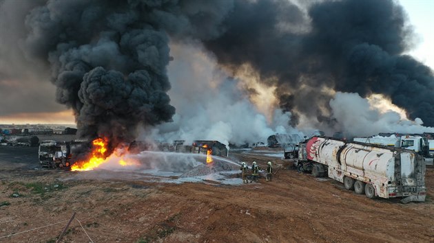 Hoc kamiony s ropou u syrskho msta Darbulus