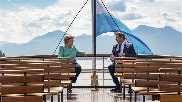 Na jedn lodi. Nmeck kanclka Angela Merkelov a bavorsk premir Markus Sder pi spolen plavb po Chiemsee. Setkn bylo vnmno jako souhlas se Sderovou potenciln kandidaturou na kancle (14. ervence 2020)