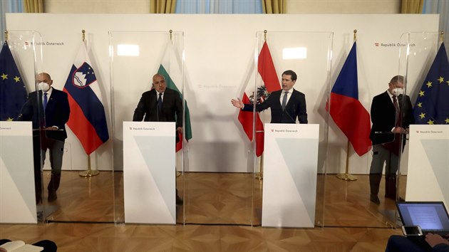 Schze s rakouskm kanclem Sebastianem Kurzem se spolu s Andrejem Babiem zastnili tak premii Janez Jana za Slovinsko (vlevo) a Bojko Borisov za Bulharsko. (16. bezen 2021)