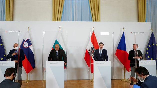 Schze s rakouskm kanclem Sebastianem Kurzem se spolu s Andrejem Babiem zastnili tak premii Janez Jana za Slovinsko (vlevo) a Bojko Borisov za Bulharsko. (16. bezen 2021)
