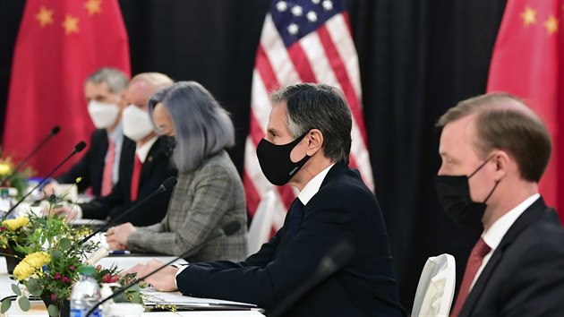 Setkání zástupců USA a Číny se uskutečnilo v aljašském městě Anchorage, zúčastnil se ho například ministr zahraničí Antony Blinken (druhý zprava). (18. března 2021)