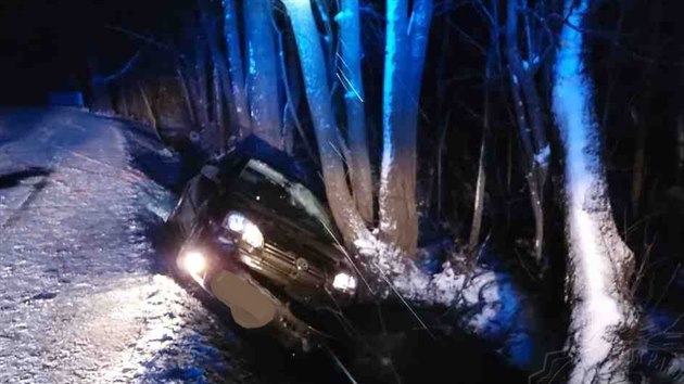 U Proseče narazilo osobní vozidlo do stromu. Následkem nehody došlo i k úniku provozních kapalin do potoka. (19. března 2021)