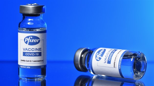 Pfizer/BioNTech. První vakcína proti covidu–19, která byla v EU registrována. V Česku se jí očkuje nejčastěji. Prokázala úspěšnost až 95 procent. Funguje na bázi mRNA. Očkuje se s ní v¬EU, Izraeli či Velké Británii.