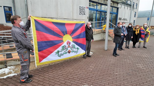 Karlovarský kraj vůbec poprvé vyvěsil před budovou krajského úřadu tibetskou vlajku v rámci kampaně Vlajka pro Tibet. (10. března 2021)