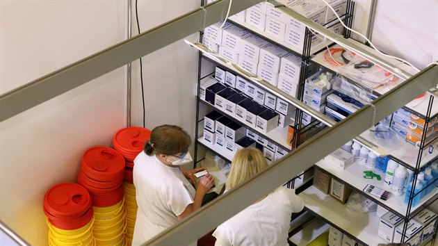 Zdravotní sestry připravují dávky vakcíny v novém očkovacím centru v chebském Kulturním centru Svoboda.