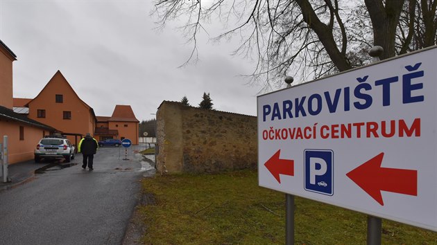 V kostele sv. Antonína Paduánského v areálu bývalého kláštera v Sokolově se začalo očkovat proti koronaviru. (15. března 2021)