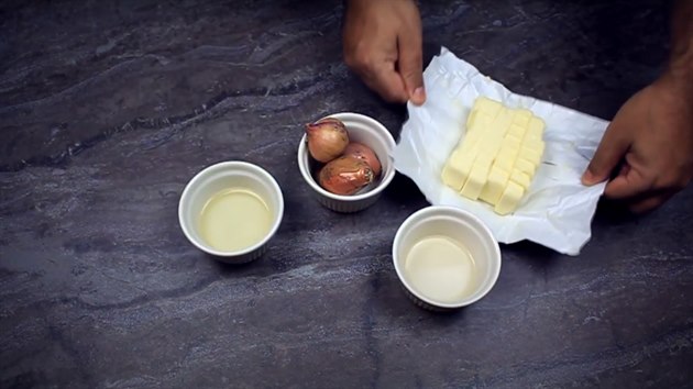 Máslo si předem nakrájejte na drobné kousky, vešlehávat do omáčky ho budete po troškách.
