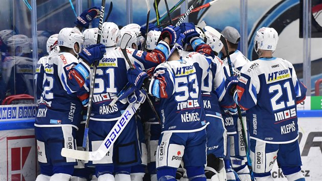 Hokejisté Komety Brno se radují z vítězného gólu do sítě Vítkovic a snížení v sérii předkola na 1:2.