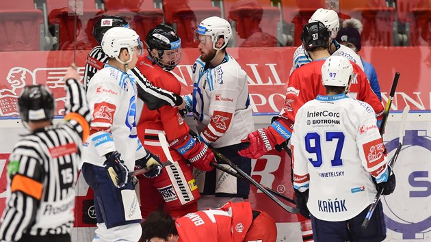 Potyčka mezi hráči Olomouce a Plzně během třetího zápasu předkola hokejové extraligy.