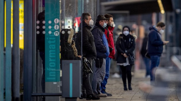 Lidé s respirátory a rouškami ve stanici metra ve Frankfurtu (12. března 2021)