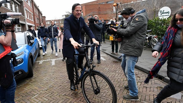 Nizozemsk premir Mark Rutte dorazil k parlamentnm volbm na kole. (17. bezna 2021).