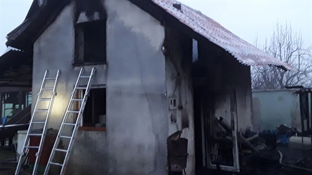 Na třímetrového krokodýla narazili hasiči při požáru domku v Klopině na Šumpersku.