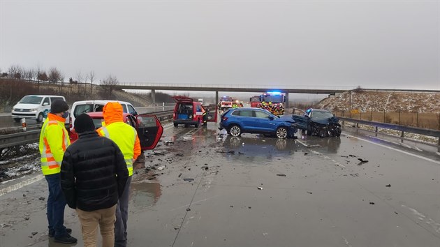 Na dálnici D1 mezi Lipníkem nad Bečvou a Hranicemi na Přerovsku havarovalo až 20 aut. 