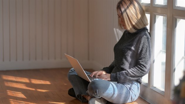 Z home office se stala kvůli pandemii nutnost. Pro řadu lidí možná až nutné zlo. Vedle práce se mnozí musí ještě postarat o děti, které jsou doma na distanční výuce. Jak zaměstnancům a firmám daří vše zvládat a kolik a za co ukrojí práce z domova z rodinného rozpočtu?