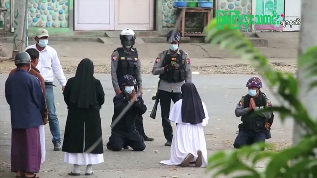 Barmská jeptiška Ann Rose Nu Tawang prosila policii o ušetření demonstrantů. (8. března 2021)