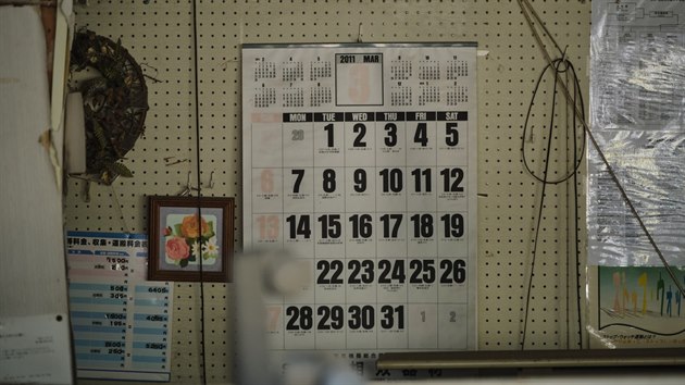 Kalend z bezna 2011 vis na zdi v dom ve mst Futaba v prefektue Fukuima. (3. bezna 2021)