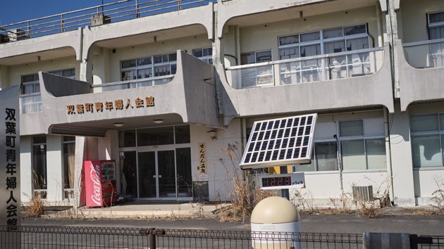 Mei radiace ped nkdejm adem ve mst Futaba v japonsk prefektue Fukuima (3. bezna 2021)