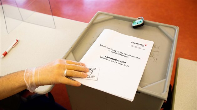Volebn pracovnk ve Freiburgu ve stt Bdensko-Wrttembersko kontroluje volebn urnu. (14. bezna 2020)