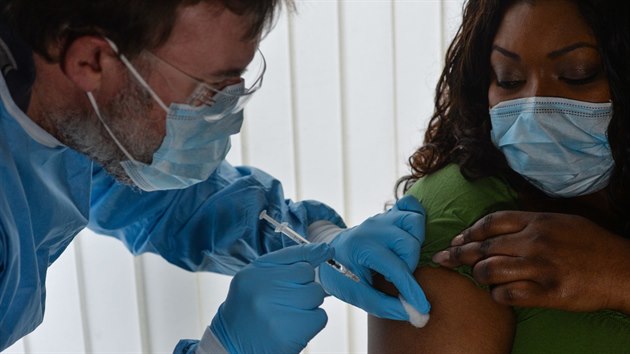 Lékař v Dublinu podává pacientce vakcínu AstraZeneca. (10. března 2021)