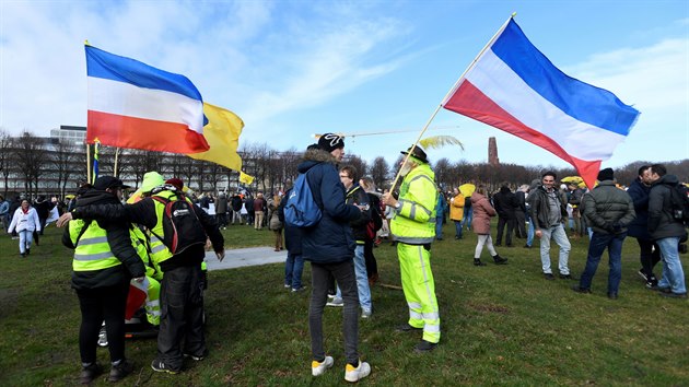 Nizozemsk policie s pouitm vodnho dla a obuk rozehnala v Haagu protest proti koronavirov uzve. (14. bezna 2020)