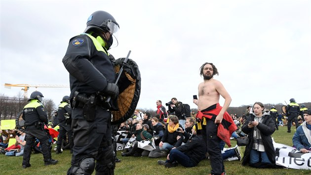 Nizozemsk policie s pouitm vodnho dla a obuk rozehnala v Haagu protest proti koronavirov uzve. (14. bezna 2020)