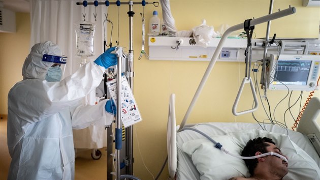 Lékař se stará o pacienta hospitalizovaného s covidem na JIP v Nemocnici Ruzinov v Bratislavě. (24. února 2021)