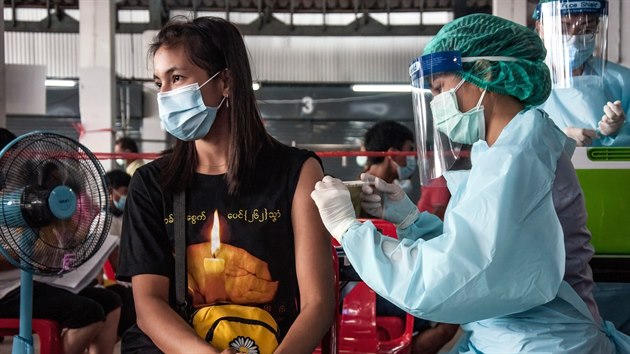 Zdravotnice v thajském Bangkoku podává ženě vakcínu proti covidu-19 od čínské společnosti Sinovac. (18. března 2021)
