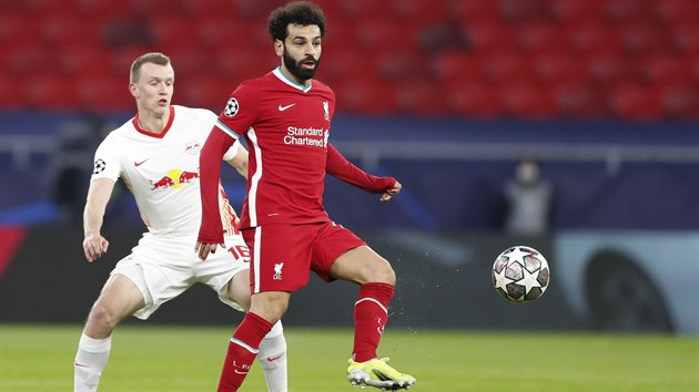 Mo Salah z Liverpoolu odehrává balon.